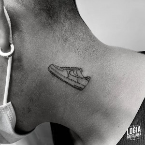 tatuaje_cuello_zapatilla_nike_logiabarcelona_kata